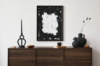 Modern oturma odası iç tasarımının yaratıcı kompozisyonu poster çerçevesi, kahverengi tuvalet, vazolar, şamdanlar ve kişisel aksesuarlarla. Beyaz duvar. Uzayı kopyala Şablon.