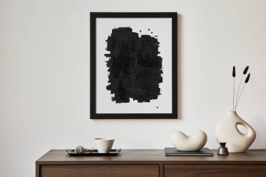 Yaratıcı oturma odasının minimalist kompozisyonu poster çerçevesi ve ahşap klozette şık küçük aksesuarlar. Uzayı kopyala Şablon. Gerçek fotoğraf.