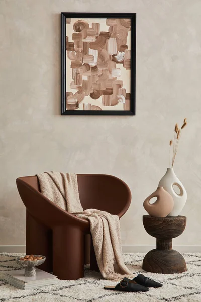 Elegantní Minimalistická Interiérová Kompozice Obývacího Pokoje Kreativním Křeslem Konferenčním Stolkem — Stock fotografie