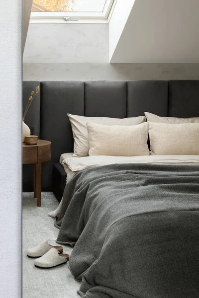 Elegante Composición Diseño Interior Del Dormitorio Con Cama Gris Ropa — Foto de Stock