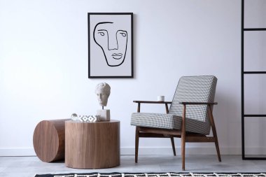 Eski tasarım koltuklu oturma odasının yaratıcı İskandinav kompozisyonu, poster çerçevesi, dekorasyon ve kişisel aksesuarlar. Uzayı kopyala Şablon