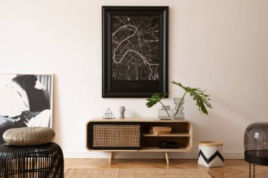 Yaratıcı modern ev iç mimarisi. Sahte harita, rattan klozet, bitkiler ve zarif ev dekorasyonları. Şablon.