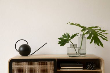 İçinde rattan klozet ve kişisel aksesuarlar olan minimalist iç kompozisyon. Uzayı kopyala Şablon.