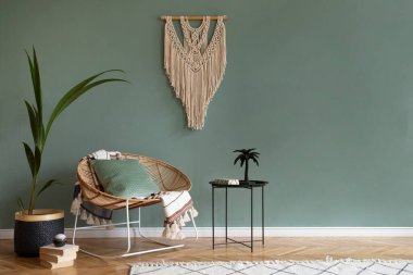 Kaliteli oturma odası iç kompozisyonu rattan koltuk, yan masa, bitkiler ve kişisel boho aksesuarları. Şablon. Uzayı kopyala Duvar Kağıdı.