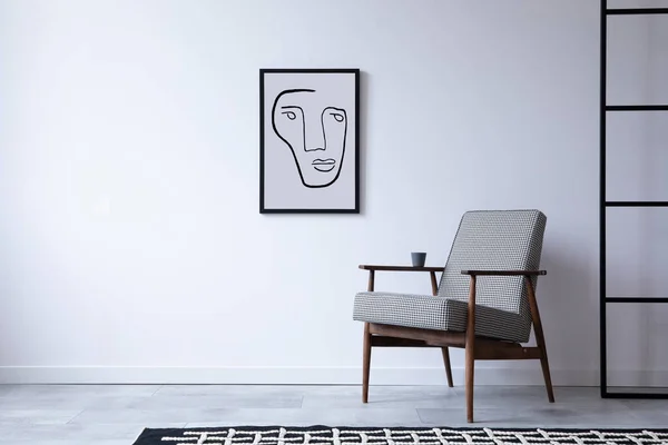 Minimalistyczna Kompozycja Wnętrza Poddasza Fotelem Stylu Retro Makietą Ramki Plakatu — Zdjęcie stockowe