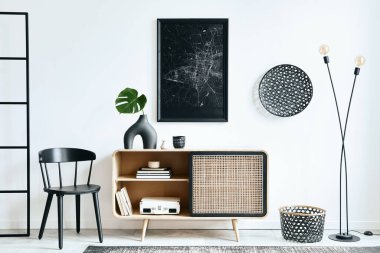 Modern tarzda tasarlanmış ahşap klozet, sandalye, rattan dekorasyonu olan eşsiz bir oturma odası poster haritası, halı ve ev dekorunda zarif aksesuarlar. Şablon.