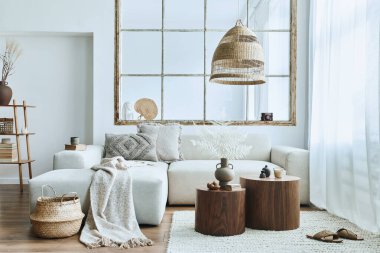 Modüler kanepe, mobilya, ahşap sehpa, ahşap dekorasyon, kolye lambası, yastık, kurumuş çiçekler ve modern ev dekorunda zarif aksesuarları olan bir oturma odası..