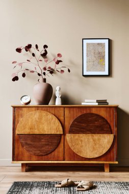 Tarafsız oturma odasının iç tasarımı şık klozet, vazoda kurumuş çiçek, duvarda poster, halı, dekorasyon, saat ve modern ev dekorunda kişisel aksesuarlar. Şablon.