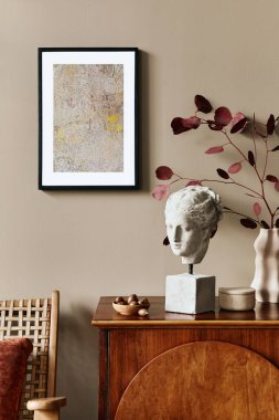 Şık klozeti, koltuğu, vazodaki solmuş çiçekleri olan eşsiz oturma odasının iç tasarımı, duvardaki poster, modern ev dekorasyonu ve kişisel aksesuarları. Şablon.