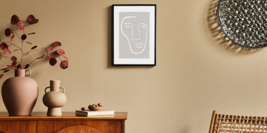 Şık klozeti, koltuğu, vazodaki solmuş çiçekleri olan eşsiz oturma odasının iç tasarımı, duvardaki poster, modern ev dekorasyonu ve kişisel aksesuarları. Şablon.