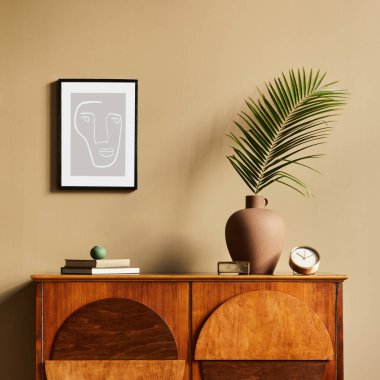 Tarafsız oturma odasının şık klozeti, vazoda tropikal yaprağı duvarda, halıda, dekorasyonda, saat ve modern ev dekorunda kişisel aksesuarları olan iç tasarımı. Şablon.