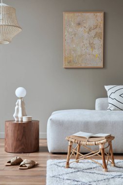 Şık bir kanepe, kahve masası, vazoda solmuş çiçekler, poster, halı, dekorasyon, yastıklar, ekose ve kişisel aksesuarlar modern ev dekorunda. Şablon.