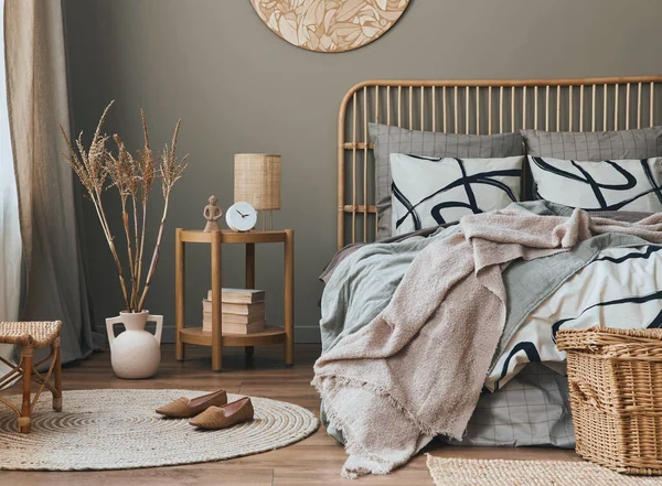 Komposisi Interior Kamar Tidur Bergaya Dengan Tempat Tidur Kayu Furnitur — Stok Foto