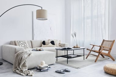 Modüler kanepesi, siyah sehpası, lambası, koltuğu, dekorasyonu, sanat eserleri ve modern ev dekorasyonundaki zarif kişisel aksesuarları olan oturma odasının içi. Şablon.