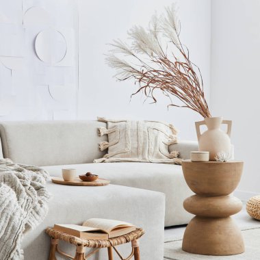 Modüler kanepe, bej sehpa, lamba, dekorasyon, sanat tabloları, tabure ve modern ev dekorunda zarif kişisel aksesuarları olan oturma odasının içi. Şablon.