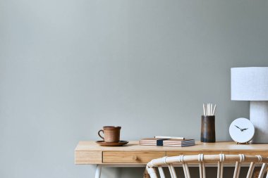 Tarafsız bohem oturma odasının iç tasarımı şık masa, koltuk, lamba dekorasyonu, ofis malzemeleri, saat, fotokopi alanı, notlar ve kişisel aksesuarlarla. Şablon.