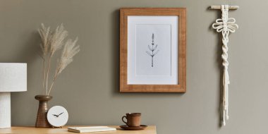 Tarafsız bohem oturma odasının iç tasarımı şık masa, koltuk, kitap, dekorasyon, ofis malzemeleri, çerçeve, notlar, saat ve kişisel aksesuarlar. 