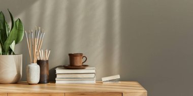 Tarafsız bohem oturma odasının iç tasarımı şık masa, yağ, kitap, dekorasyon, ofis malzemeleri, kahve, fotokopi alanı, notlar ve kişisel aksesuarlarla. Şablon.