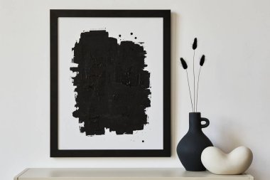 Poster çerçevesi, metal raf ve minimalist aksesuarlar ve vazo ile zarif bir iç tasarım. Uzayı kopyala Şablon.