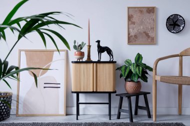 Yaratıcı oturma odasının modern kompozisyonu zarif ahşap dolap, resim ve şık aksesuarlar. Ev sahnesi. Şablon. Boşluğu kopyala.