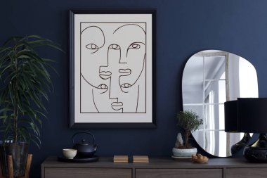Model poster çerçeveli, ahşap tuvaletli, aynalı ve zarif kişisel aksesuarlı modern oturma odası iç tasarımının yaratıcı kompozisyonu. Mavi duvar. Ev sahnesi. Şablon. Boşluğu kopyala.
