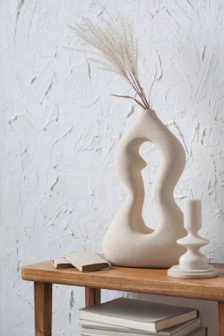 Oturma odasının el yapımı kil vazoları, yan ve zarif kişisel aksesuarları olan minimalist iç kompozisyonu. Uzayı kopyala Duvar kağıdı. Şablon.