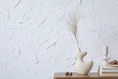 El yapımı kil vazo, yan ve zarif kişisel aksesuarlarla ev yapımı minimalist kompozisyon. Uzayı kopyala Duvar kağıdı. Şablon