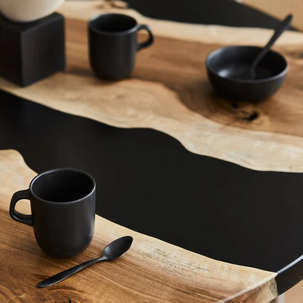 ブラックティーポット カップ スプーンでデザイン木製とエポキシテーブル上の最小限の組成物 モダンなダイニングルームのインテリア 詳細は テンプレート — ストック写真