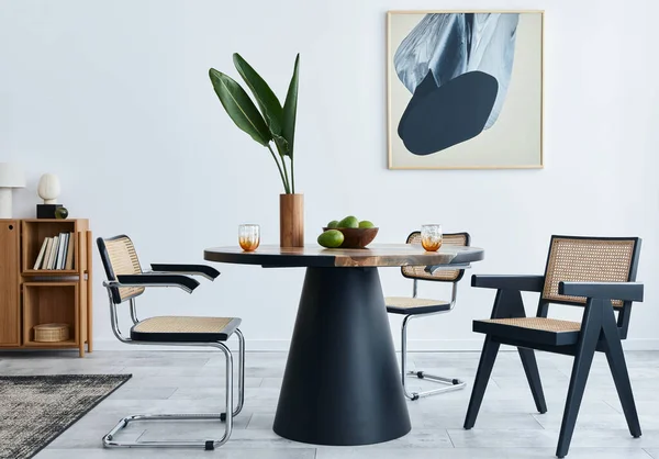 餐厅室内装饰风格新颖 有设计桌 现代椅子 花瓶中的热带叶子 抽象的模拟绘画和室内装饰的典雅配饰 — 图库照片
