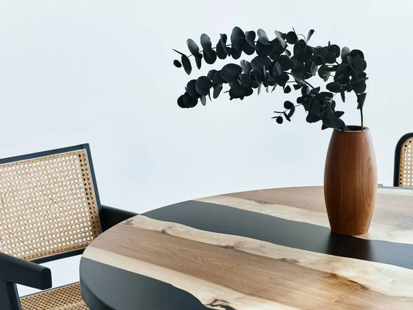 Snygg Komposition Designbordet Med Eleganta Svarta Eukalyptusblommor Trävas Modern Matsal — Stockfoto