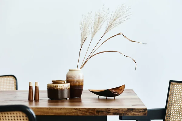 Konsep Modern Ruang Makan Interior Dengan Meja Kayu Kursi Piring — Stok Foto