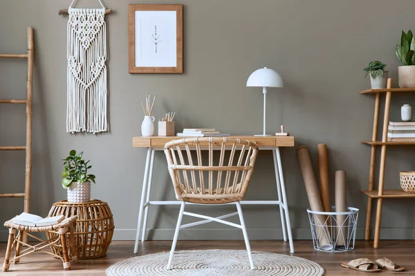 Komposisi Modern Interior Boho Ruang Kantor Rumah Dengan Meja Kayu — Stok Foto