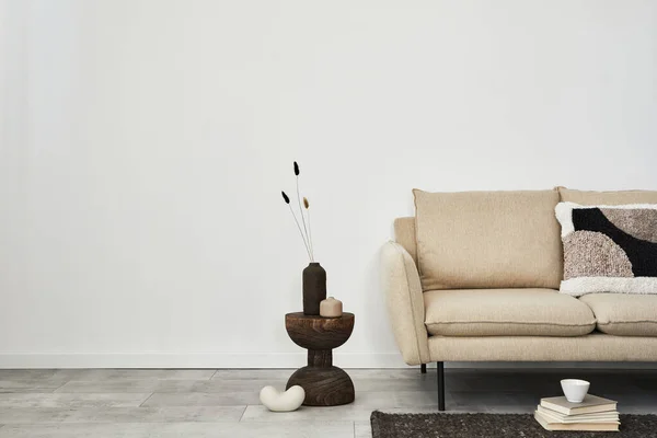 Composición Creativa Elegante Salón Interior Sofá Moderno Beige Mesa Auxiliar — Foto de Stock