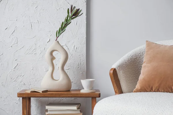 Elegan Desain Interior Ruang Tamu Dengan Vas Buatan Tangan Meja — Stok Foto