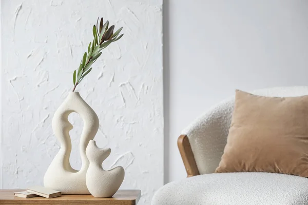 Elegan Desain Interior Ruang Tamu Dengan Vas Buatan Tangan Meja — Stok Foto
