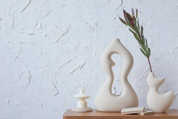 Komposisi Kreatif Interior Rumah Minimalis Dengan Vas Tanah Liat Buatan — Stok Foto