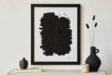 Minimalist oturma odasının yaratıcı kompozisyonu poster çerçevesi, metal tuvalet, vazolar ve kişisel aksesuarlar. Uzayı kopyala Şablon.