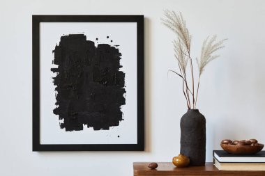 Poster çerçevesi, ahşap klozet ve şık aksesuarları olan zarif minimalist iç tasarım. Uzayı kopyala Şablon