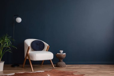 Şık oturma odası iç tasarımı, tüylü koltuk ve modern ev aksesuarları ile şık bir kompoziton. Mavi duvar. Ev sahnesi. Şablon. Boşluğu kopyala.