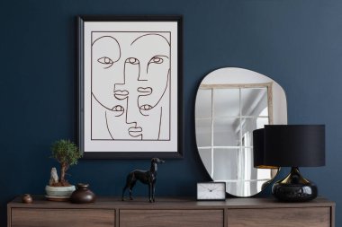 Model poster çerçeveli, ahşap tuvaletli, aynalı ve zarif kişisel aksesuarlı modern oturma odası iç tasarımının yaratıcı kompozisyonu. Mavi duvar. Ev sahnesi. Şablon. Boşluğu kopyala.