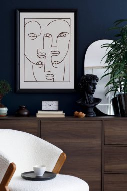 Şık oturma odası iç tasarımının şık kompozitonu tüylü koltuk, ahşap klozet, poster çerçevesi ve modern ev aksesuarları. Mavi duvar. Ev sahnesi. Şablon. Boşluğu kopyala.