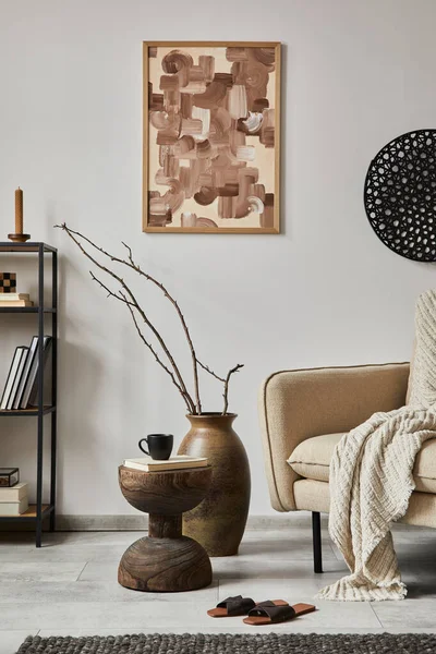 现代客厅室内构图与模拟海报框架 米色沙发 复古花瓶和小家居装饰 创意家庭阶段 白墙复制空间 — 图库照片
