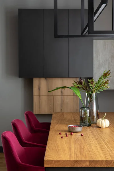 Stilvolle Komposition Aus Elegantem Esszimmer Interieur Mit Samtstühlen Design Holztisch — Stockfoto