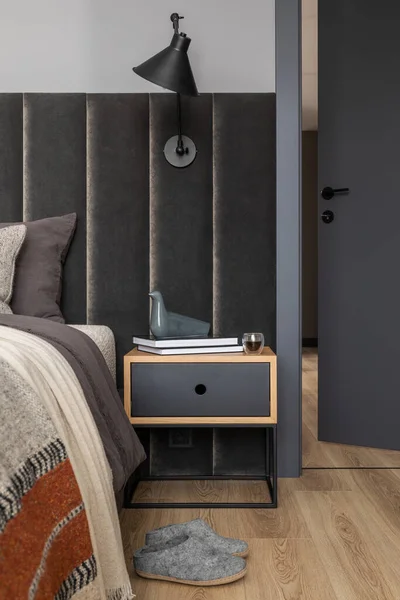 Yatak Odasının Minimalist Dekorasyonunun Yaratıcı Bileşimi Yan Masa Tasarım Lambası — Stok fotoğraf