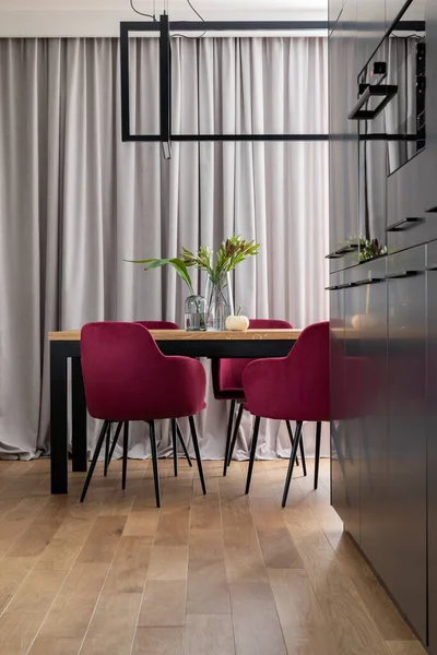 Gaya Komposisi Elegan Ruang Makan Interior Desain Dengan Kursi Beludru Stok Foto
