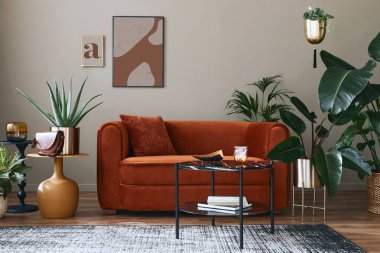 Oturma odasının iç kısmı, tasarım kanepesi, poster çerçeveleri, bir sürü bitki, sehpa, oda ekranı ve modern ev dekorunda zarif kişisel aksesuarlar. Şablon.