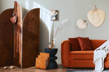 Tasarım kanepesi, ahşap oda ekranı, yastık, battaniye, resim çerçevesi, yan ahşap tabure, dekorasyon ve şık ev dekorasyonlu zarif kişisel aksesuarlarla modern iç mimari kavramı. Şablon.