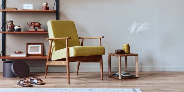 Tasarım koltuğu, ahşap kitaplık, sehpa, resim çerçeveleri, bitki, halı, terlikler, dekorasyon ve zarif aksesuarlarla retro oturma odasının şık kompozisyonu. Şablon.