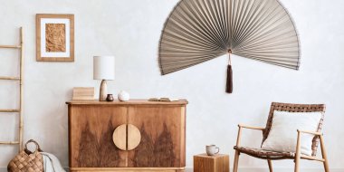 Tarafsız oturma odasının iç tasarımı, modaya uygun retro klozet, poster çerçevesi, küp, masa lambası, dekorasyon ve ev dekorunda zarif kişisel aksesuarlar. Şablon. Japandi kavramı