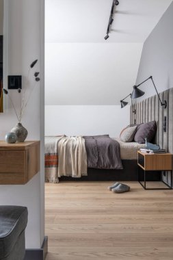 Yatak odasının minimalist kompozisyonu kadife yatak odası, raf, tasarım lambası, raf ve zarif aksesuarlar. Güzel çarşaflar, battaniye ve yastık. Şablon. Ev dekorasyonu tasarla